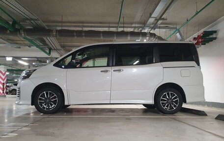 Toyota Voxy III, 2017 год, 2 300 000 рублей, 3 фотография