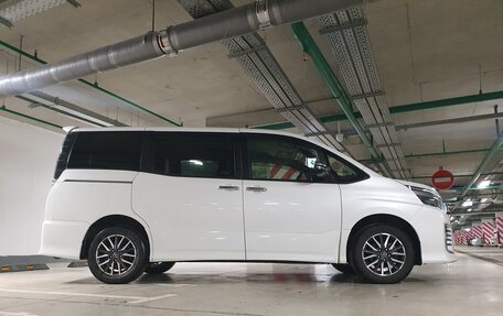 Toyota Voxy III, 2017 год, 2 300 000 рублей, 4 фотография