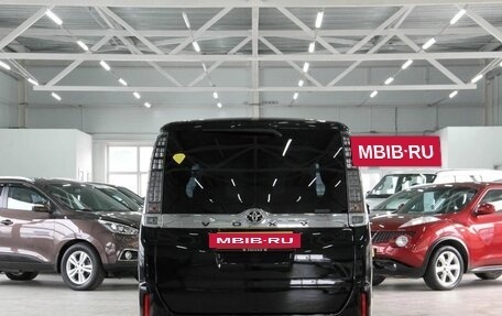 Toyota Voxy III, 2014 год, 1 979 000 рублей, 4 фотография