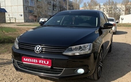 Volkswagen Jetta VI, 2013 год, 1 430 000 рублей, 2 фотография