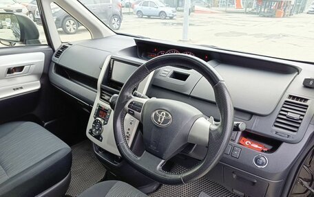 Toyota Voxy II, 2012 год, 1 990 000 рублей, 10 фотография