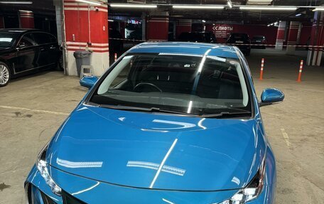 Toyota Prius IV XW50, 2017 год, 2 300 000 рублей, 3 фотография