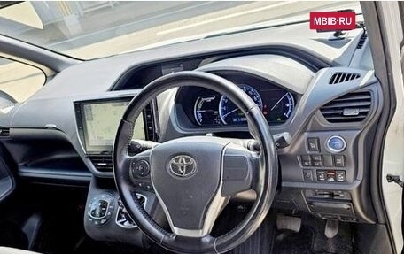 Toyota Voxy III, 2021 год, 1 870 000 рублей, 9 фотография