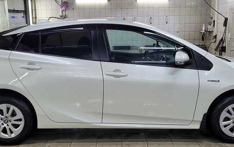 Toyota Prius IV XW50, 2017 год, 3 375 000 рублей, 2 фотография