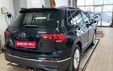 Volkswagen Tiguan II, 2021 год, 2 845 000 рублей, 2 фотография