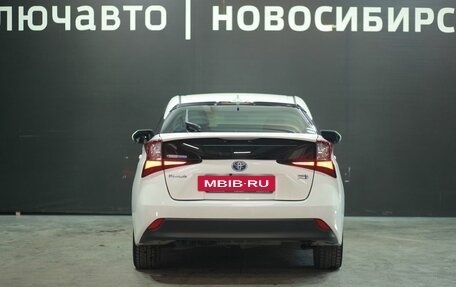 Toyota Prius IV XW50, 2019 год, 2 010 000 рублей, 6 фотография