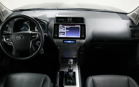 Toyota Land Cruiser Prado 150 рестайлинг 2, 2022 год, 7 000 000 рублей, 11 фотография