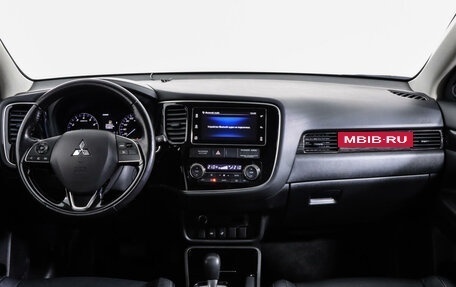 Mitsubishi Outlander III рестайлинг 3, 2018 год, 2 390 000 рублей, 10 фотография