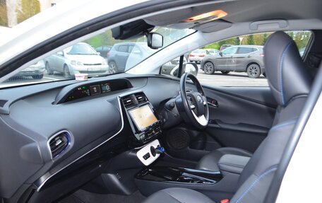 Toyota Prius IV XW50, 2016 год, 2 000 000 рублей, 8 фотография