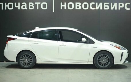 Toyota Prius IV XW50, 2019 год, 2 010 000 рублей, 3 фотография