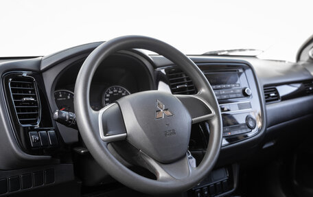 Mitsubishi Outlander III рестайлинг 3, 2019 год, 2 215 000 рублей, 15 фотография