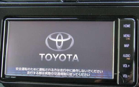 Toyota Prius IV XW50, 2021 год, 1 420 000 рублей, 5 фотография