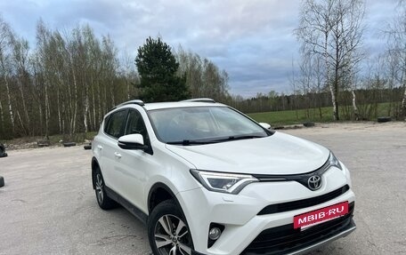 Toyota RAV4, 2017 год, 2 450 000 рублей, 3 фотография
