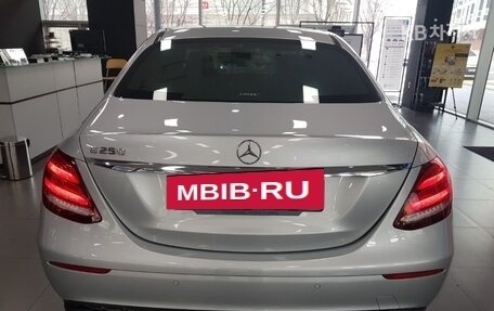 Mercedes-Benz E-Класс, 2020 год, 3 750 000 рублей, 4 фотография