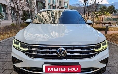 Volkswagen Tiguan II, 2021 год, 2 790 000 рублей, 1 фотография