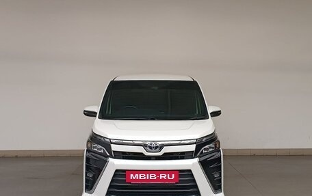 Toyota Voxy III, 2017 год, 2 630 000 рублей, 2 фотография