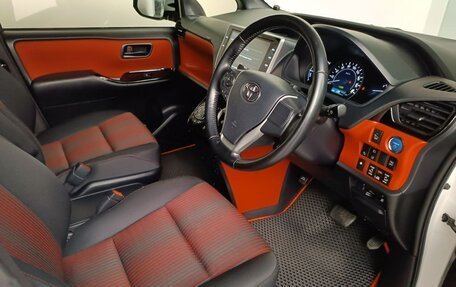 Toyota Voxy III, 2017 год, 2 630 000 рублей, 10 фотография