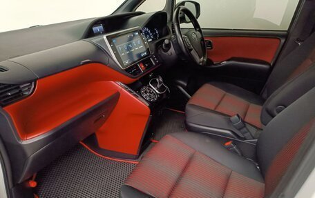 Toyota Voxy III, 2017 год, 2 630 000 рублей, 11 фотография