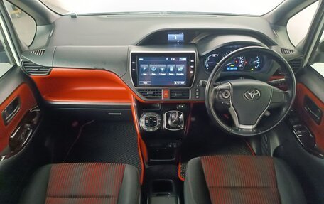 Toyota Voxy III, 2017 год, 2 630 000 рублей, 12 фотография