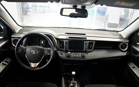 Toyota RAV4, 2018 год, 2 800 000 рублей, 13 фотография