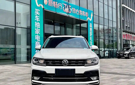 Volkswagen Tiguan II, 2021 год, 2 550 700 рублей, 2 фотография
