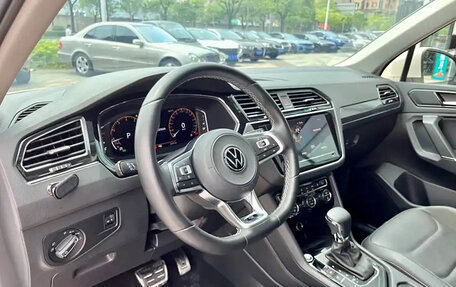 Volkswagen Tiguan II, 2021 год, 2 550 700 рублей, 13 фотография