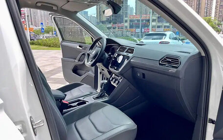 Volkswagen Tiguan II, 2021 год, 2 550 700 рублей, 14 фотография