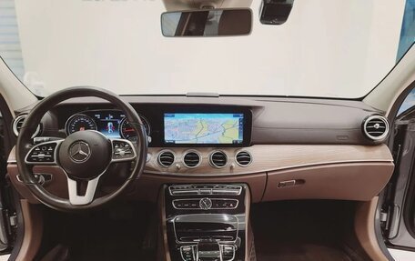 Mercedes-Benz E-Класс, 2019 год, 3 000 000 рублей, 6 фотография