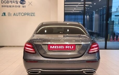 Mercedes-Benz E-Класс, 2019 год, 3 000 000 рублей, 4 фотография