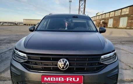 Volkswagen Tiguan II, 2021 год, 3 047 000 рублей, 2 фотография