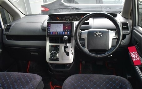 Toyota Voxy II, 2012 год, 1 835 000 рублей, 6 фотография
