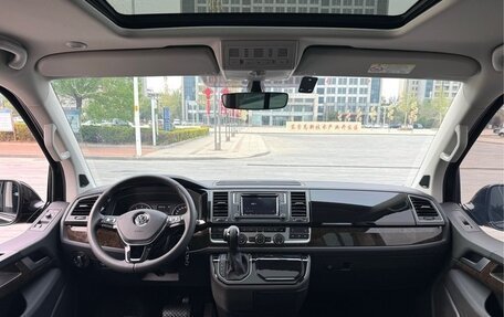 Volkswagen Multivan T6 рестайлинг, 2019 год, 6 330 000 рублей, 7 фотография