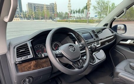 Volkswagen Multivan T6 рестайлинг, 2019 год, 6 330 000 рублей, 8 фотография