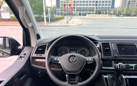 Volkswagen Multivan T6 рестайлинг, 2019 год, 6 330 000 рублей, 9 фотография