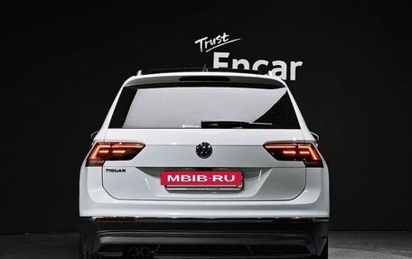 Volkswagen Tiguan II, 2020 год, 2 600 000 рублей, 4 фотография