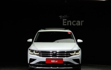 Volkswagen Tiguan II, 2020 год, 2 600 000 рублей, 3 фотография