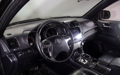 Toyota Highlander III, 2011 год, 1 599 900 рублей, 2 фотография