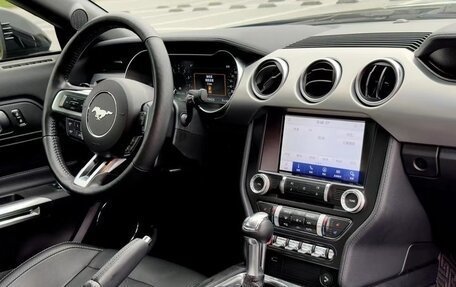 Ford Mustang VI рестайлинг, 2021 год, 2 100 000 рублей, 6 фотография