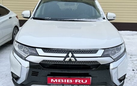 Mitsubishi Outlander III рестайлинг 3, 2020 год, 3 300 000 рублей, 1 фотография