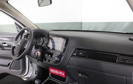 Mitsubishi Outlander III рестайлинг 3, 2022 год, 2 999 999 рублей, 8 фотография