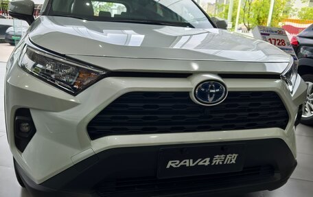 Toyota RAV4, 2024 год, 3 810 000 рублей, 2 фотография