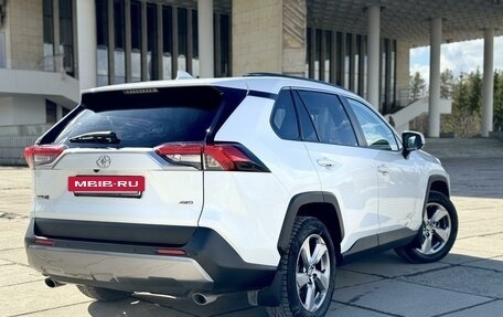 Toyota RAV4, 2021 год, 3 910 000 рублей, 5 фотография