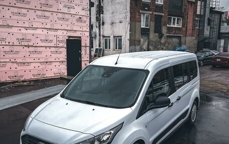 Ford Tourneo Connect II рестайлинг, 2019 год, 2 100 000 рублей, 2 фотография