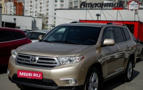 Toyota Highlander III, 2012 год, 1 950 000 рублей, 2 фотография