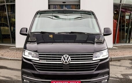 Volkswagen Multivan T6 рестайлинг, 2021 год, 5 950 000 рублей, 2 фотография