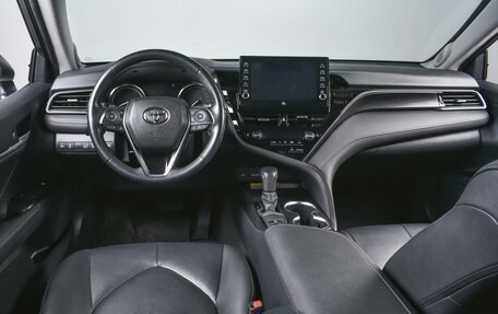 Toyota Camry, 2021 год, 3 890 000 рублей, 6 фотография