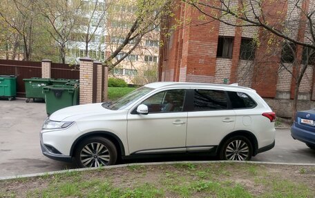 Mitsubishi Outlander III рестайлинг 3, 2019 год, 1 850 000 рублей, 5 фотография