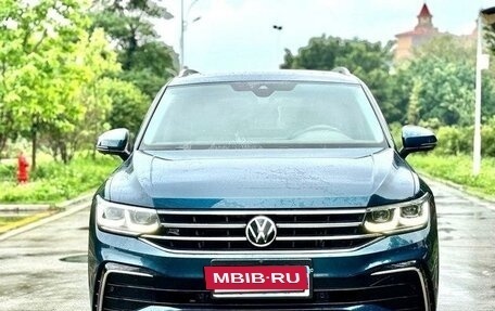 Volkswagen Tiguan II, 2021 год, 3 290 000 рублей, 2 фотография