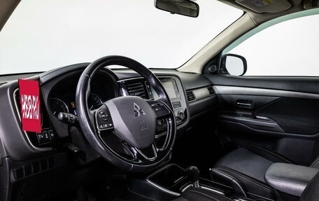 Mitsubishi Outlander III рестайлинг 3, 2018 год, 2 499 000 рублей, 11 фотография