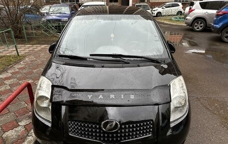 Toyota Yaris III рестайлинг, 2007 год, 820 000 рублей, 1 фотография